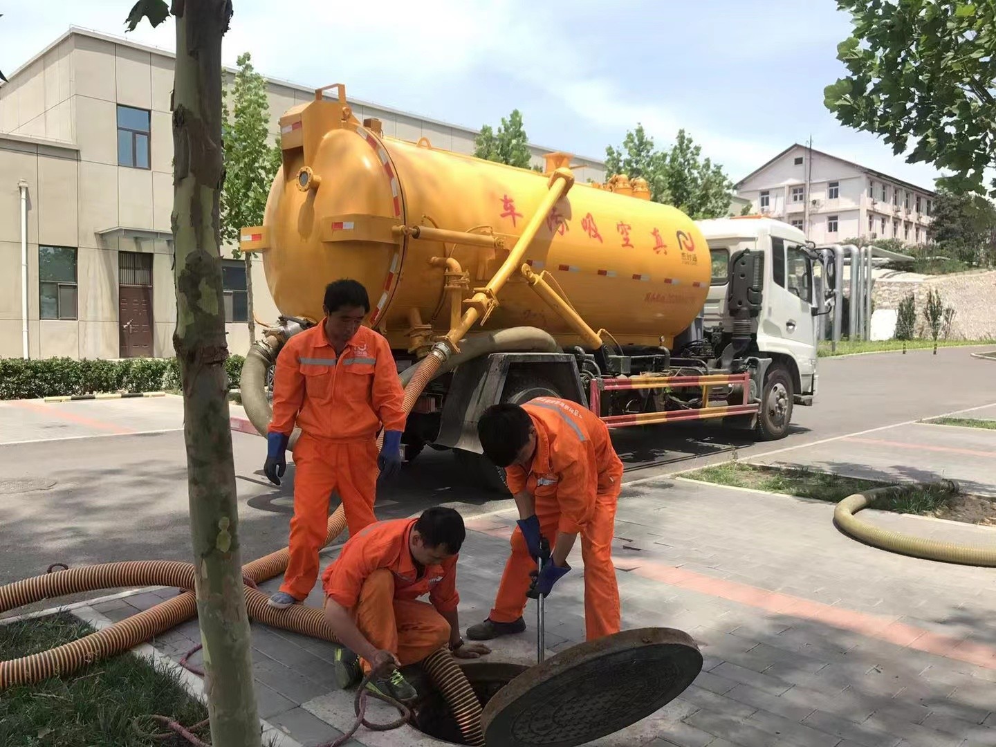 龙海管道疏通车停在窨井附近