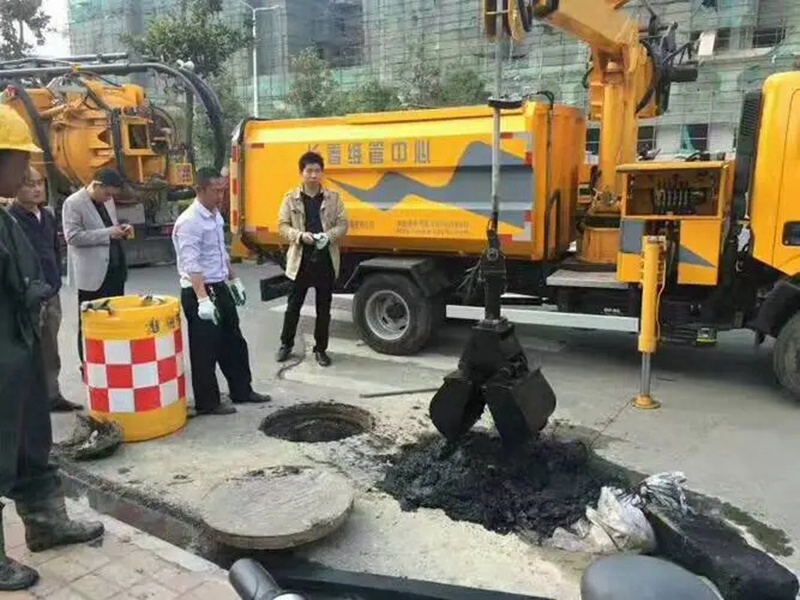 龙海街道：网格员化身“清道夫”，为民解忧疏通“堵心”化粪池