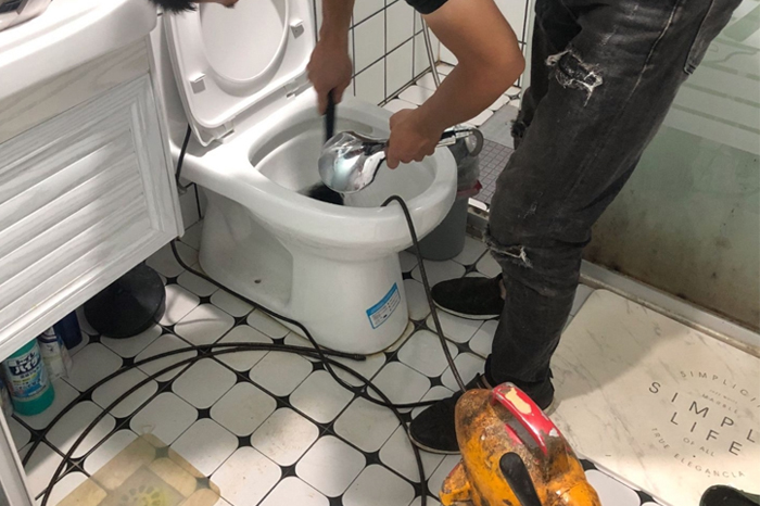 龙海马桶堵塞自己疏通还是找师傅？专业上门服务让你省时更省心