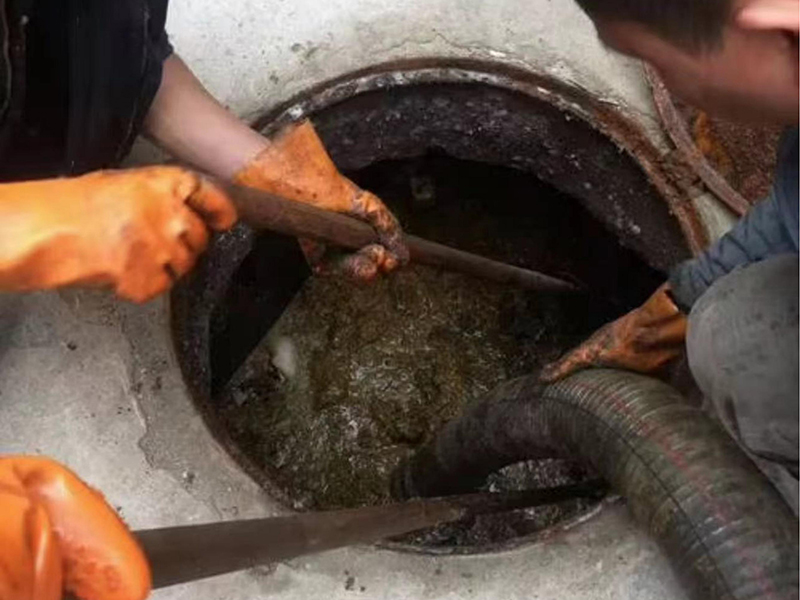 龙海清理化粪池时如何避免沼气的危害？